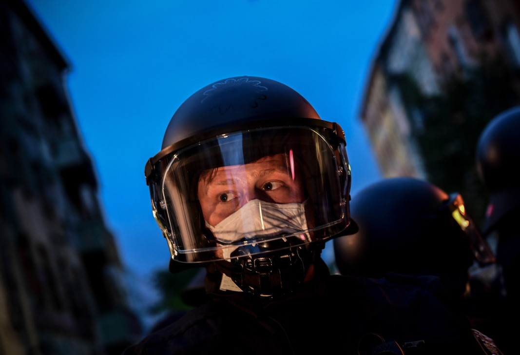 Служител на полицията в Германия със защитен шлем и маска -  1 май 2020 г.