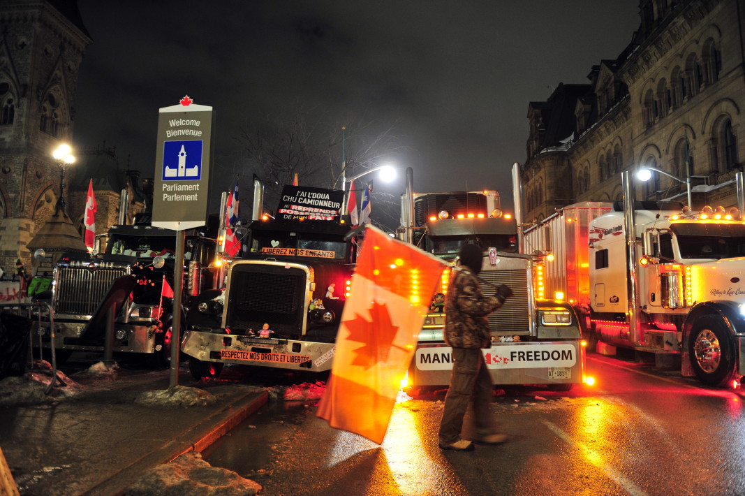 Шофьорите на камиони продължават да протестират срещу мандатите за ваксини в центъра на канадската столица Отава, 8 февруари 2022 г. / Снимка: ЕРА/БГНЕС