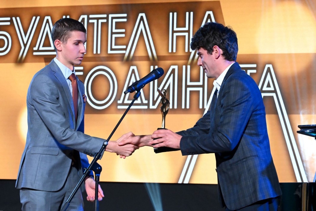 Мартин Атанасов получава наградата от Веселин Диманов