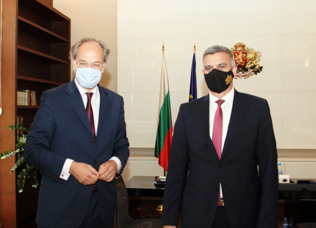 Премиерът Стефан Янев (вдясно) и посланик Кристоф Айххорн Снимка: Пресслужба на МС