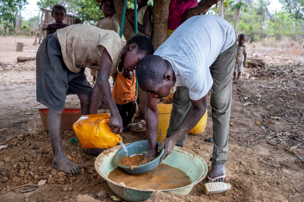 Промиване на злато в провинция Маника, Мозамбик