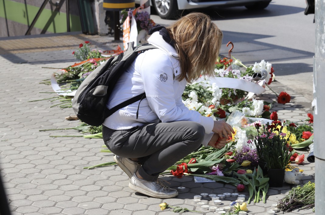 Много софиянци оставиха цветя в памет на популярния журналист Милен Цветков край кръстовището, където той загуби живота си при жестока катастрофа.