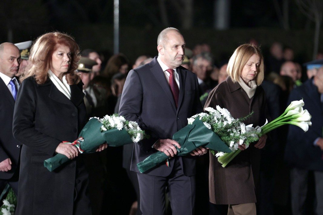 Отляво надясно вицпрезидентът Илиана Йотова, президентът Румен Радев и кметът на София Йорданка Фандъкова