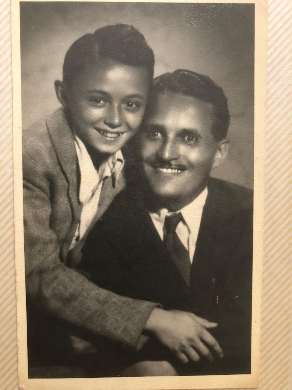 Спасените баща и син снимани, през 1950 г., след изселването им в Израел/Личен архив