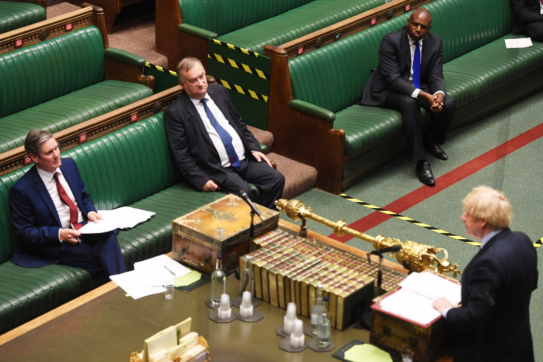 Стармър изслушва изказване на Джонсън в парламента