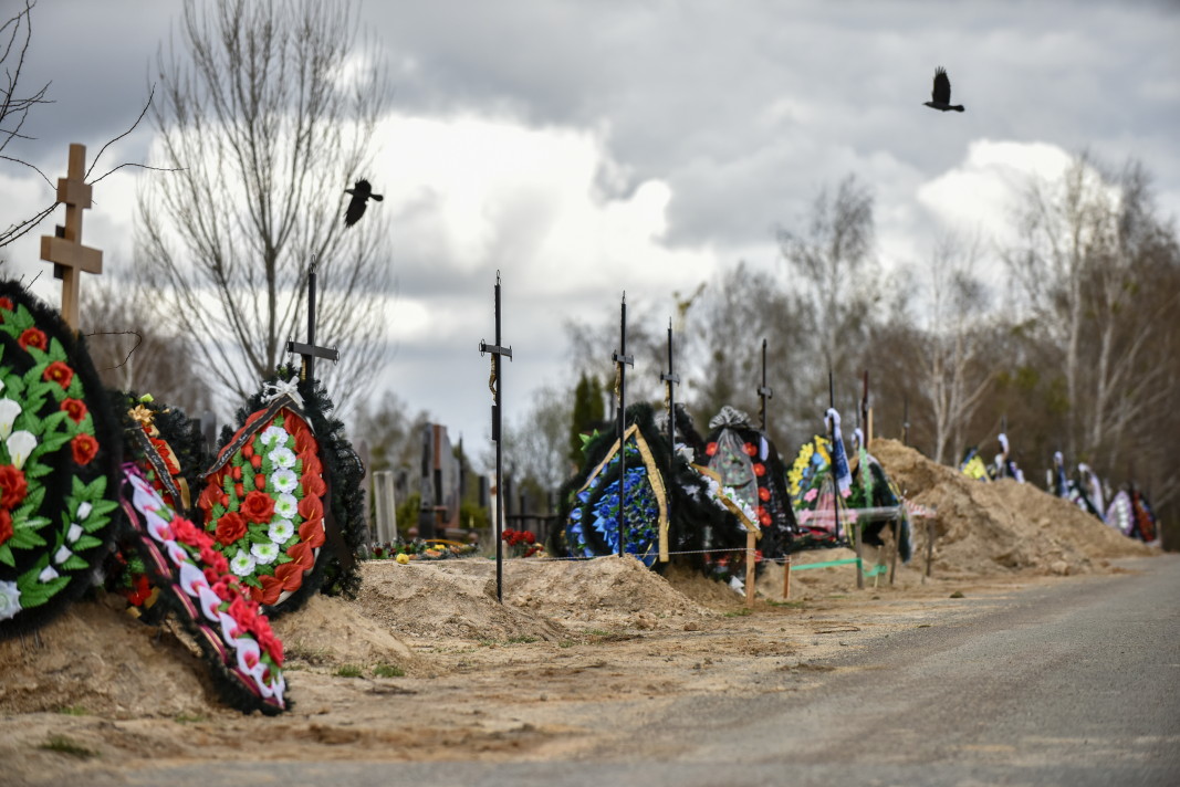 Пресни гробове на общинското гробище в Буча, Украйна, 17 април 2022 г.