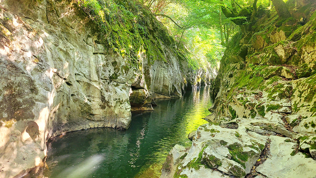 Smolyan iline  bağlı Mogilitsa köyü yakınlarındaki Gorlo kanyonu