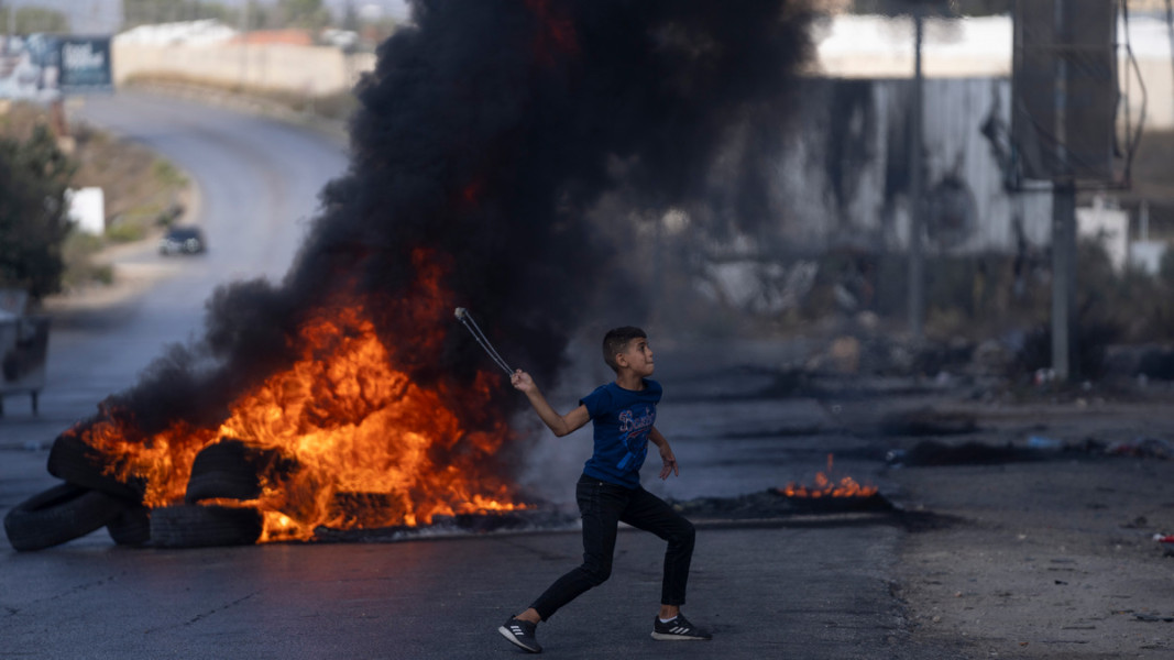 Палестински демонстранти в сблъсъци с израелските сили по време на демонстрация в подкрепа на Ивицата Газа. Рамала, Западният бряг, 13 октомври 2023 г. Снимка: АП/БТА