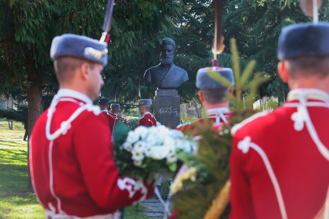 Пред бюст-паметника на Христо Ботев в Борисовата градина се проведе тържествено честване на 174-годишнината от рождението на големия български поет/Снимка: БГНЕС