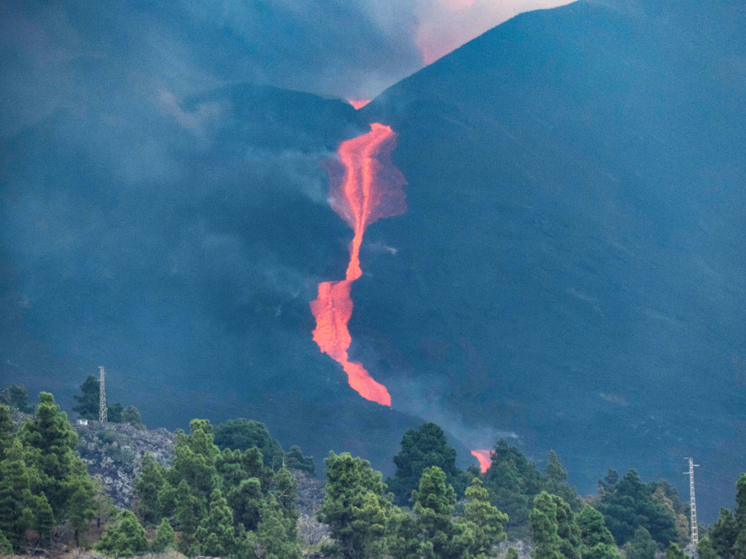 Река от лава тече по склона на вулкана Cumbre Vieja в Ла Палма, Канарските острови, Испания, 10 октомври 2021 г./Снимка: ЕПА/БГНЕС