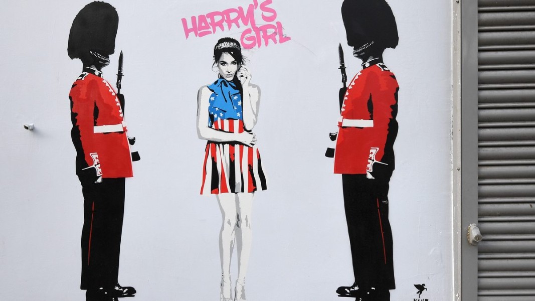 Стрийт арт, изобразяващ Меган Маркъл в контекста на британските традиции