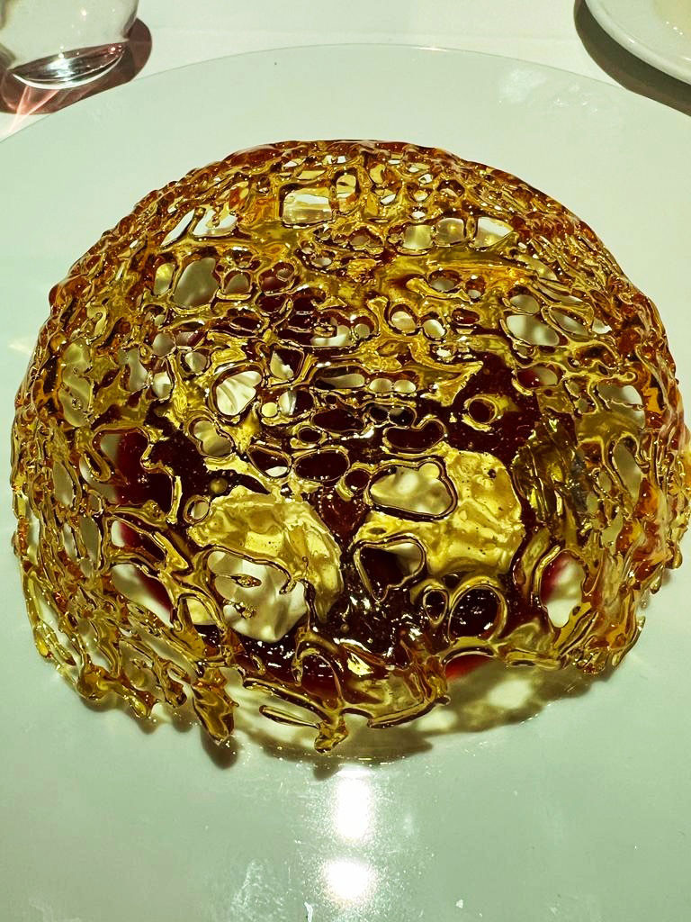 Десертът със златен похлупак