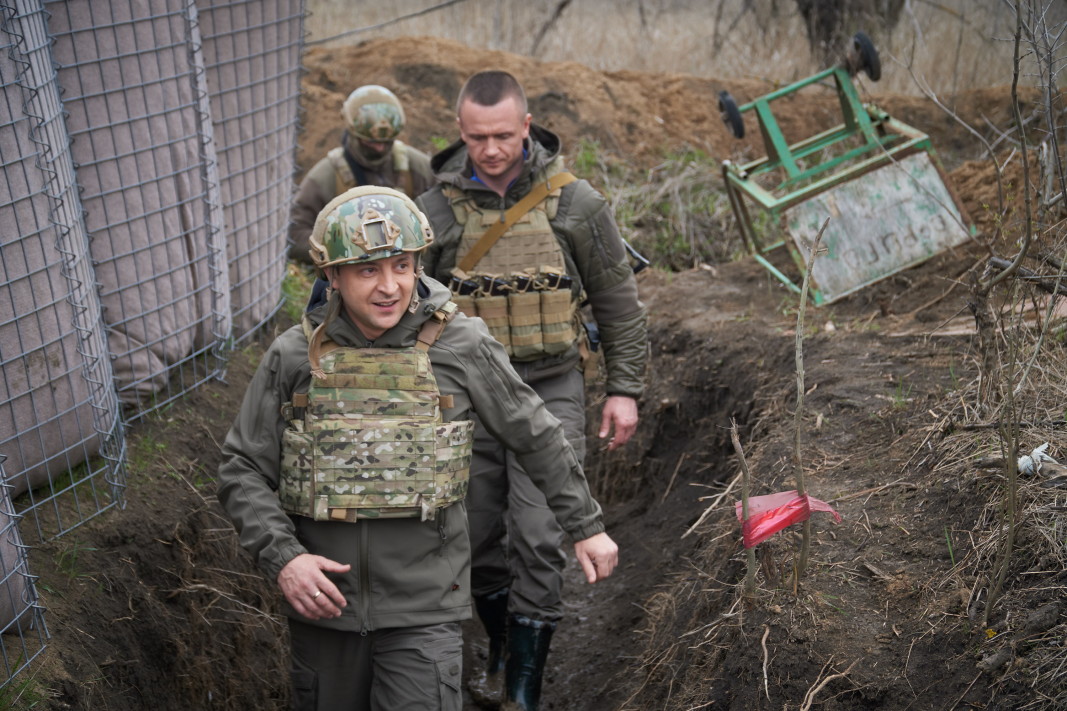 Украинският президент Володимир Зеленски на посещение в зоната на конфликта в Източна Украйна.