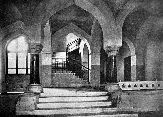 Foto: İslam Ansiklopedisi / Mekteb-i Nüvvâb (Medresetü'l-kudât) binasının içinden bir bölüm (İlmiyye Salnâmesi, s. 689).
