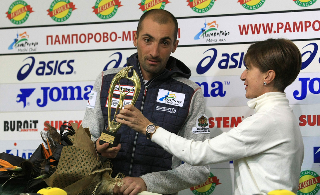 Олимпийската шампионка от 1998 г. Дафовска връчи приза на Владо.
