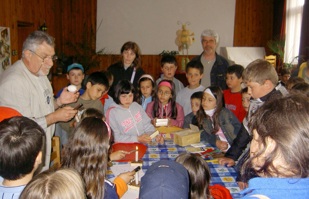  Георги Куманов вкарва децата в изкуството на писаните яйца 