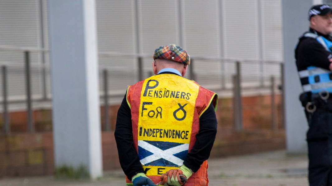  Възрастен мъж с надпис на гърба, изразяващ солидарността на пенсионерите с идеята за самостоятелност Снимка: ЕПА/БГНЕС 