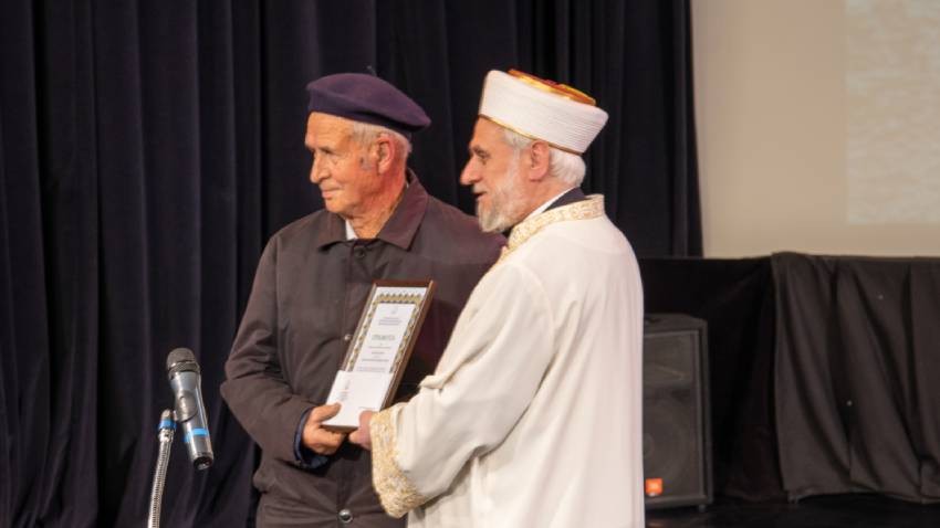 Başmüftü Dr. Mustafa Haci, Hafız Mehmet Beyti'ye ödülü takdim etti.