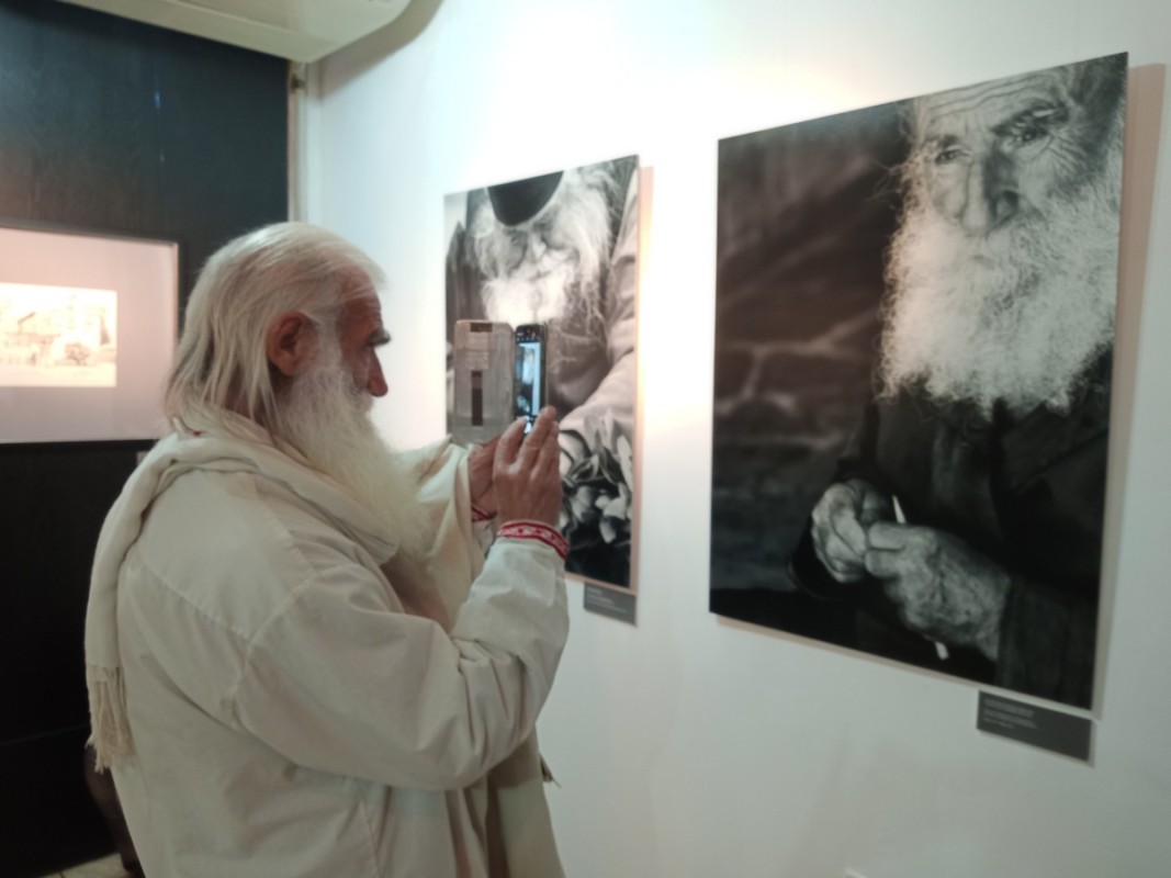 Изложбата „Атон рисунки и фотографии“   Снимка: Славена Илиева