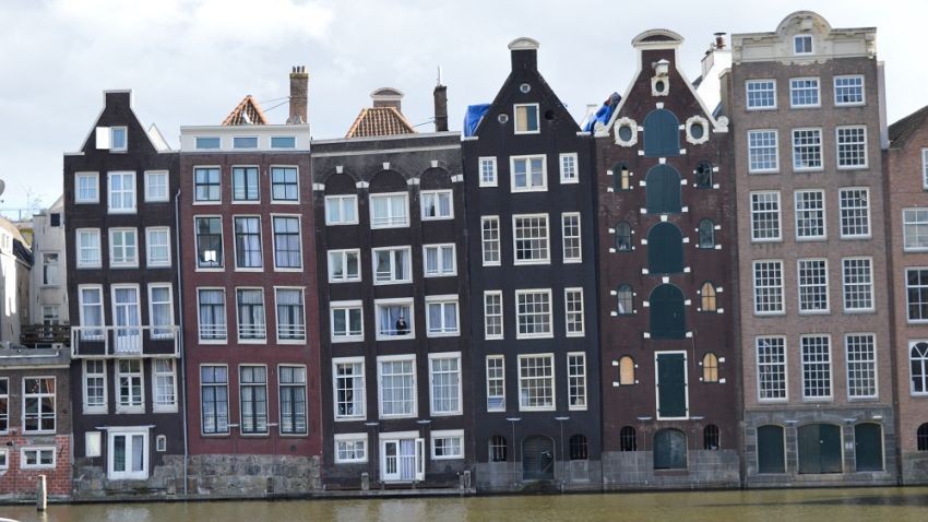 Къщите около романтичните канали в Амстердам не са особено удобни за живеене, но поради пестижното местоположение вървят по 10 хиляди евро за квадратен метър.   Снимка: личен архив Магдалена Гигова
