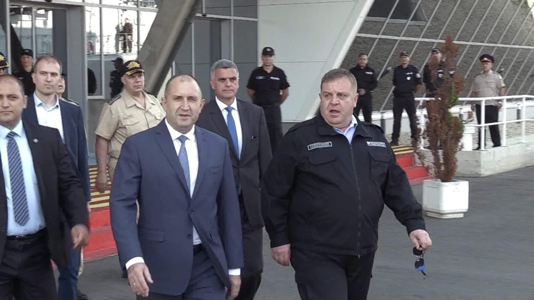 На Морската гара в Бургас държавният глава беше посрещнат с военни почести.