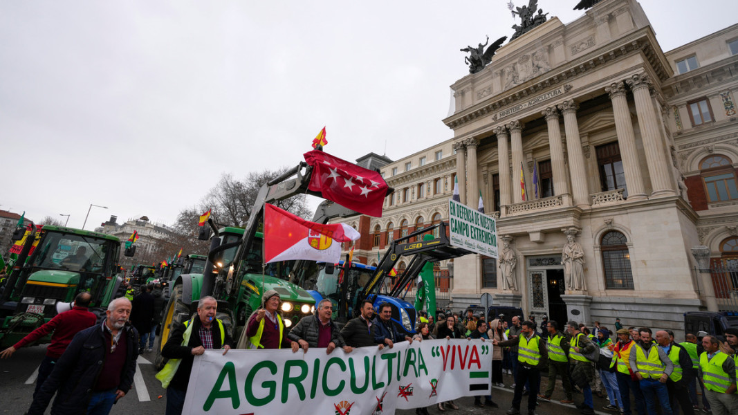 Испански фермери протестират в центъра на Мадрид, 15 февруари 2024 г. Снимка: АП/БТА
