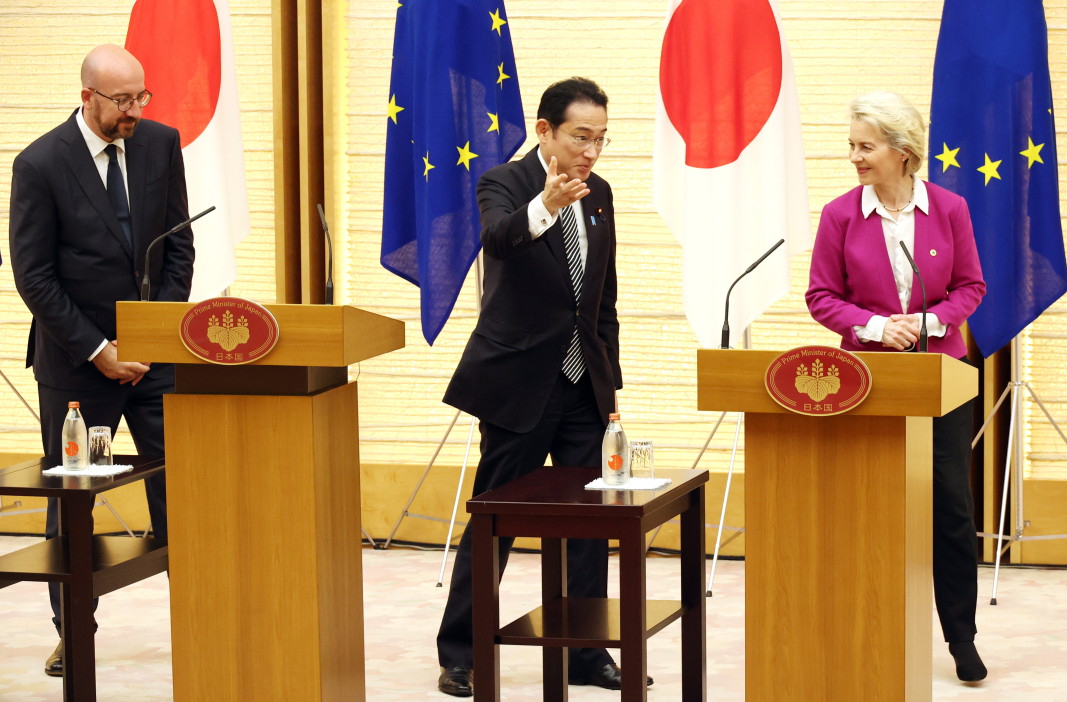 Урсула фон дер Лайен, председателят на Европейския съвет Шарл Мишел (вляво) и японският премиер Фумио Кишида в Токио. Снимка: ЕПА/БГНЕС