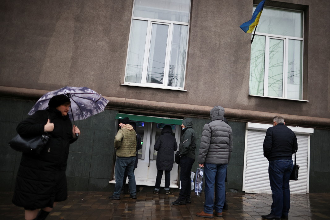  Опашка пред банкомат в Киев, 24 февруари 2022 г./Ройтерс 