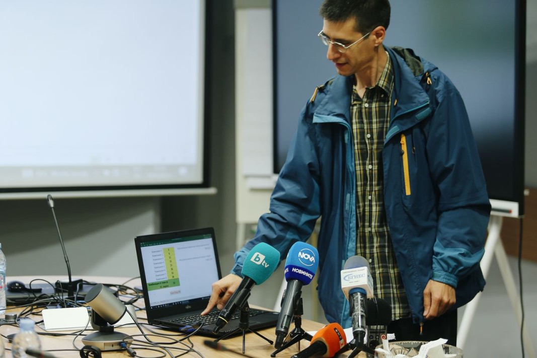  Темата за изпита бе изтеглена от репортера на БНР Добромир Видев. Снимка: БГНЕС 