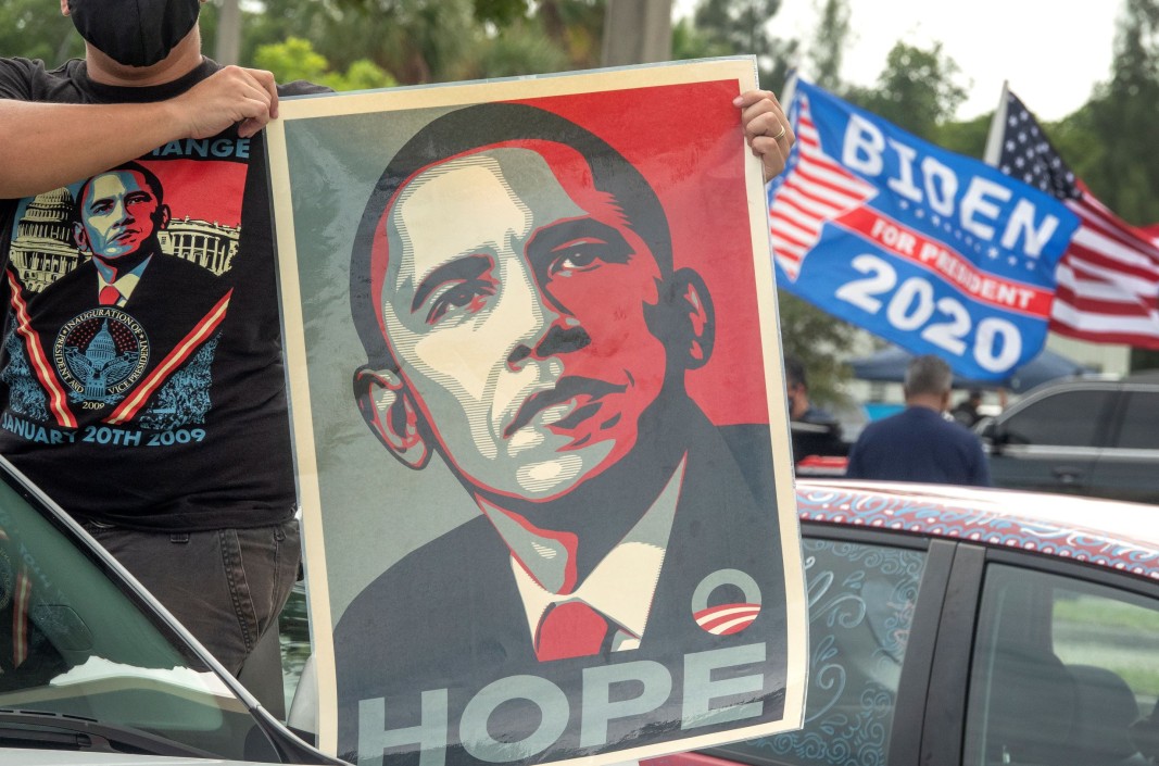 Плакати и транспаранти с лика на бившия президент Барак Обама в подкрепа на Джо Байдън в Маями, Флорида