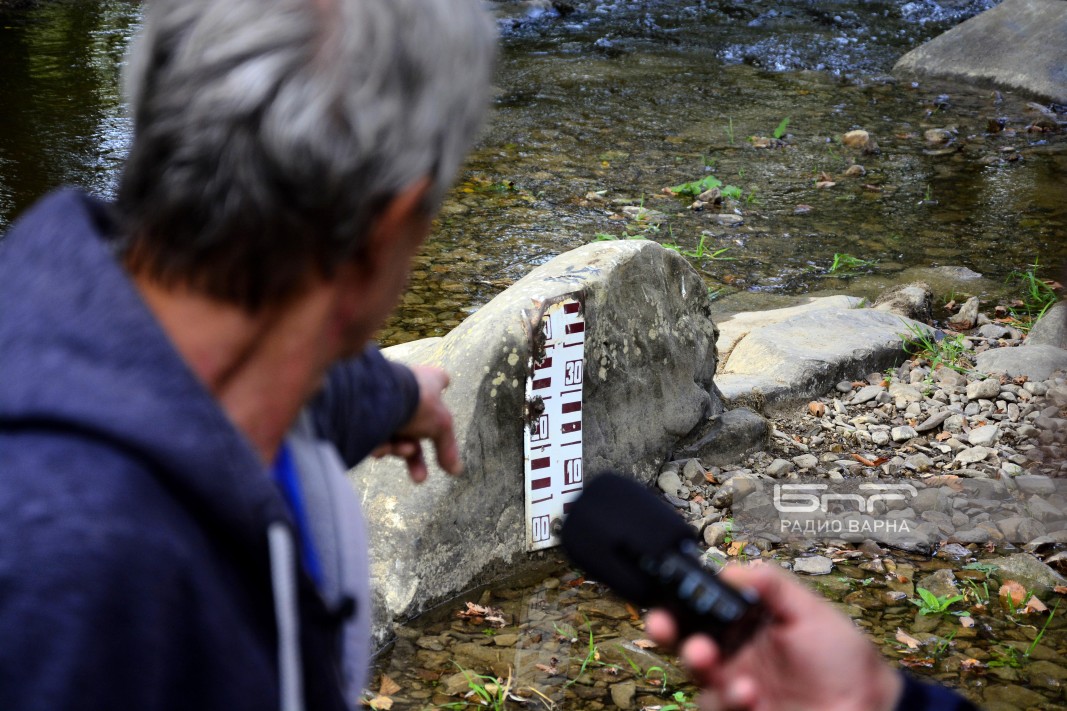 Пламен Попов показва един от реперите на камък в Луда Камчия.