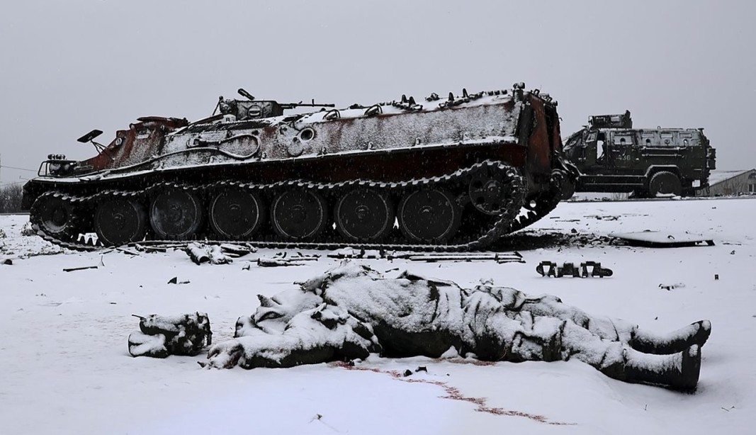  Тяло на войни лежи до изумен съветски бронетранспортьор в региона на Харков, 25 февруари 2022 година Снимка: ЕПА/БГНЕС 