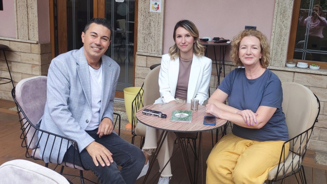Krasimir Martinov și Kostadina Belo de la Radio Bulgaria împreună cu Milena Selimi (dreaptă)