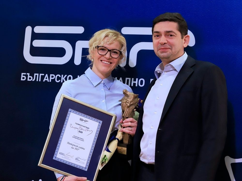 La ganadora del gran premio, Vanya Valkova, y el presidente del Consejo Público de BNR, Milen Vrabevski