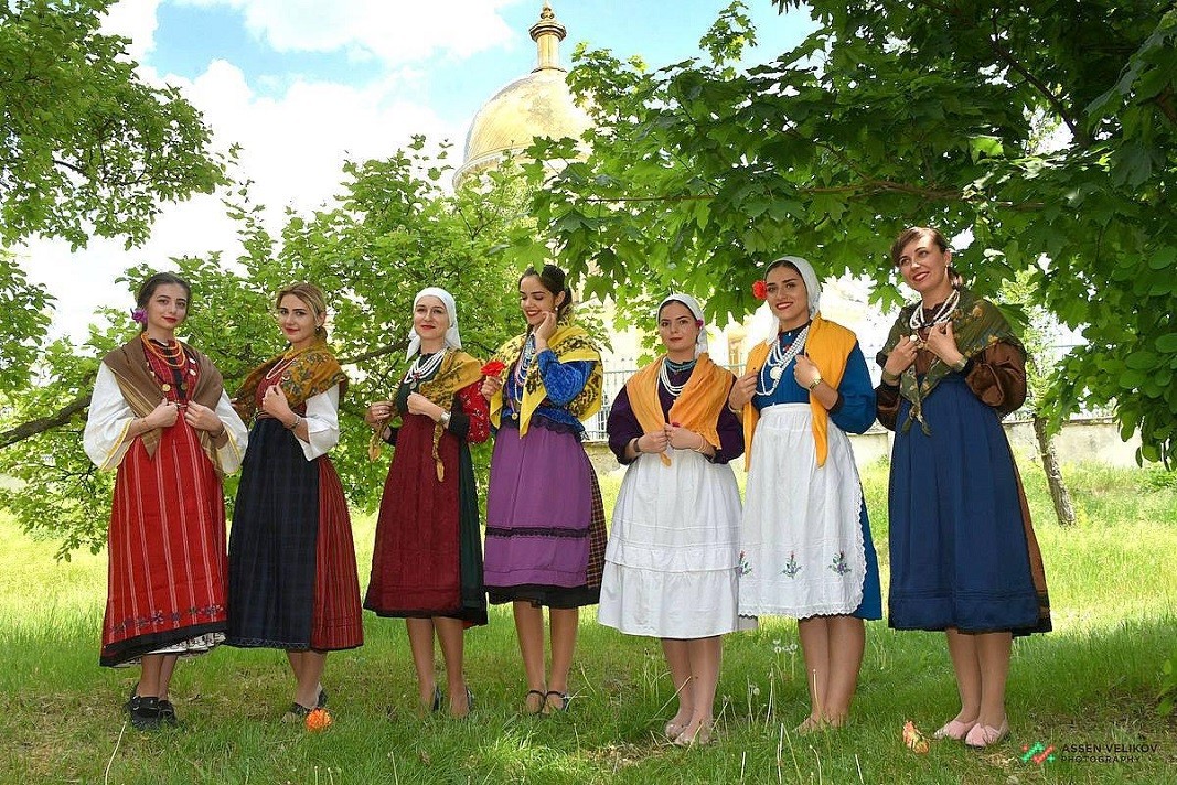 Besarabya'dan Bulgar kadınları  „Sveto Preobrajenie Gospodnе“kilisesi önünde, Bolgrad, Ukrayna