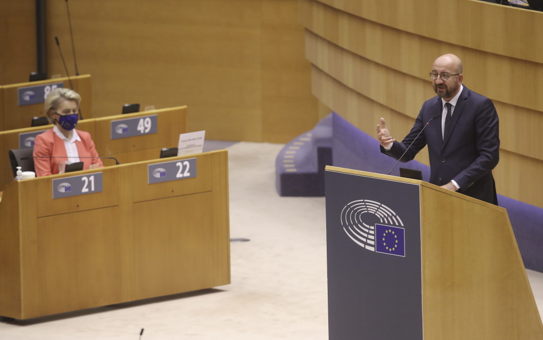 Урсула фон дер Лайен слуша изказване на Шарл Мишел, който говори по време на пленарна сесия на Европейския парламент в Брюксел, 26 април 2021 г.