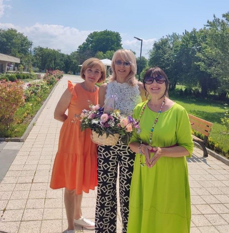 Заедно с директора на Медива Парк Ина Тодорова                                                                                         и експерта по социални активности в дома Маргарита Бербатова.