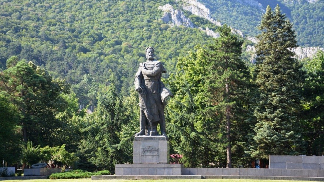 Botew-Denkmal auf dem Hauptplatz in Wratza
