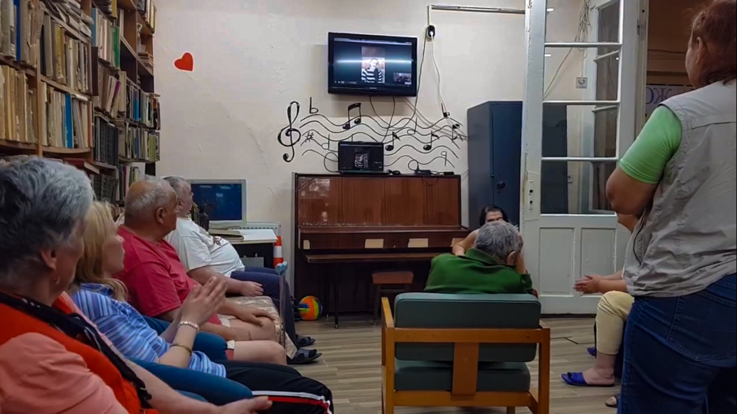 Sandra Petrova entretiene a ancianos de una residencia en Ruse