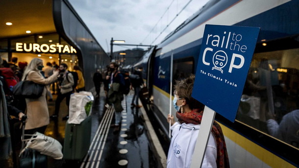 Пътници се качват на специалния влак от Амстердам за Лондон, за да отидат на срещата за климата в Глазгоу