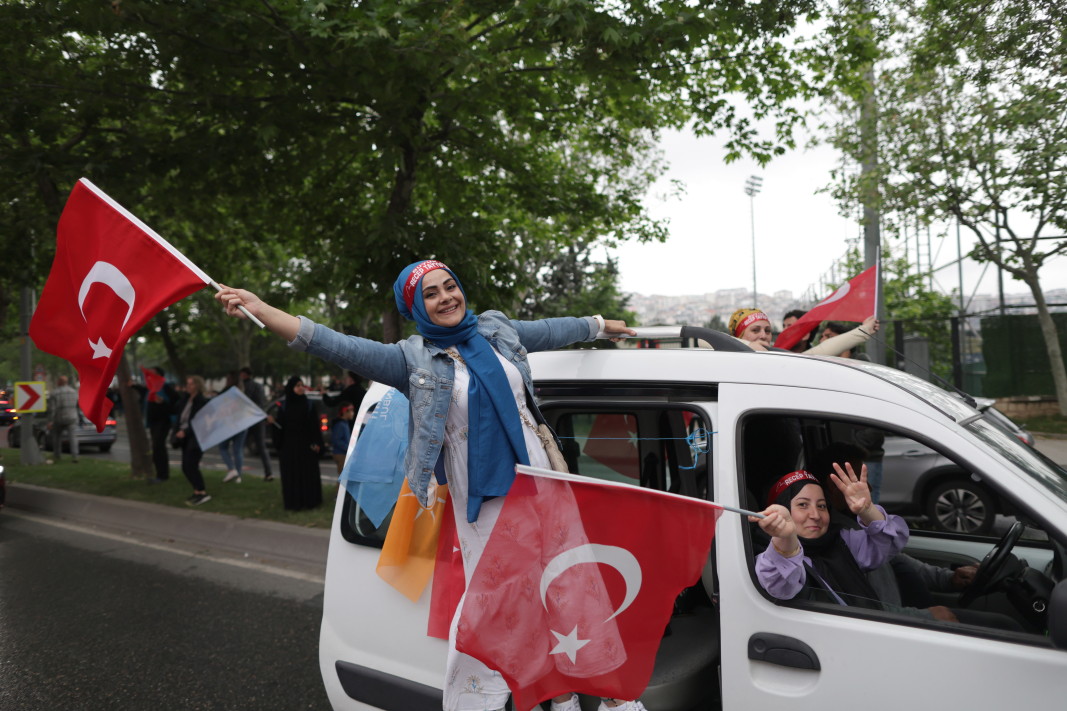 Привърженици на президента Ердоган празнуват изборната победа - Истанбул, 28 май 2023 г.; Снимка: ЕПА/БГНЕС