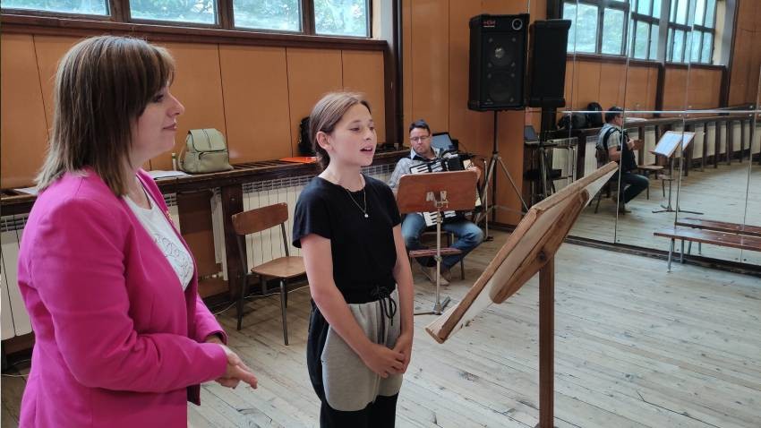 Darina Slavova öğrencilerine Kiçka Savova şarkılarını öğretiyor