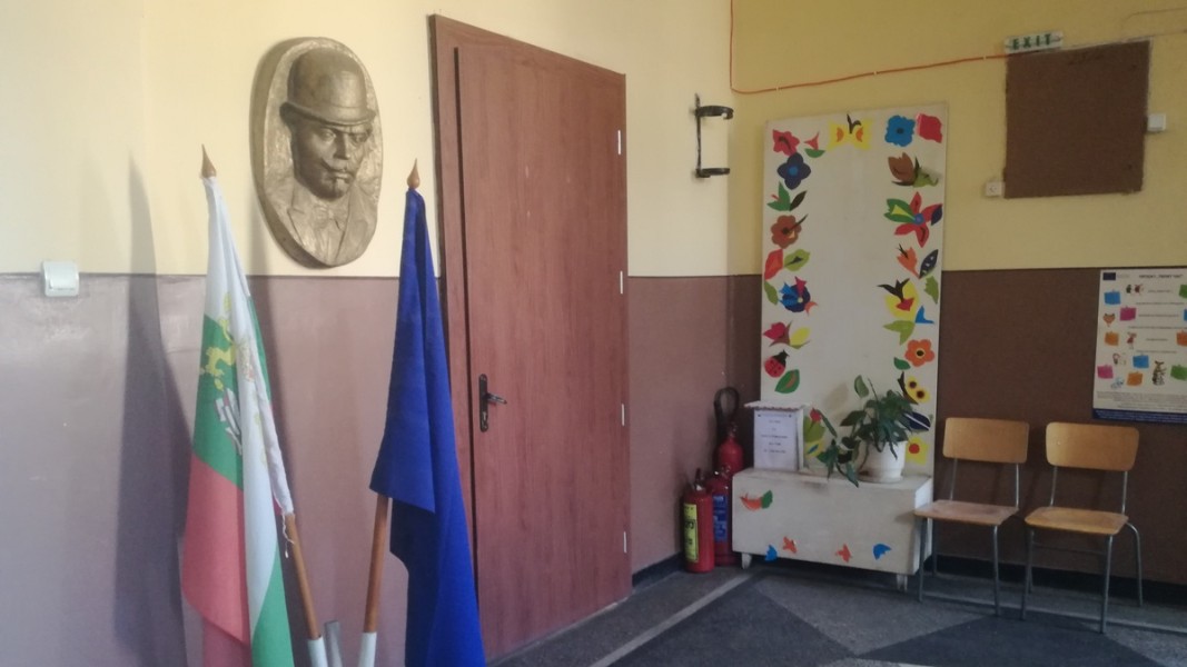 Обединеното училище „Петко Славейков“ в село Джулюница      Снимка: Здравка Маслянкова