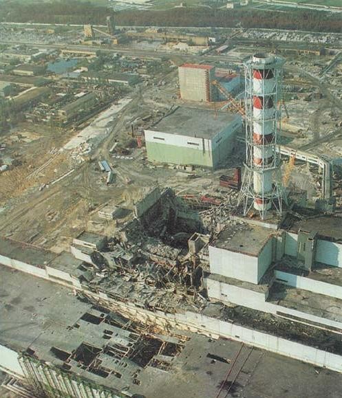 Експлодиралият четвърти блок на Чернобилската АЕЦ няколко часа след аварията.