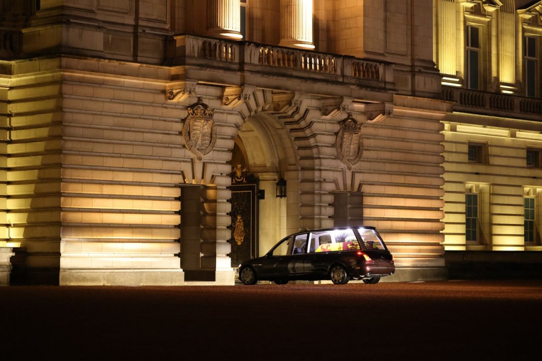 Пристигането на ковчега с тленните останки на кралица Елизабет Втора в Бъкингамския дворец, 13 септември 2022 г. Снимка ЕПА/БГНЕС