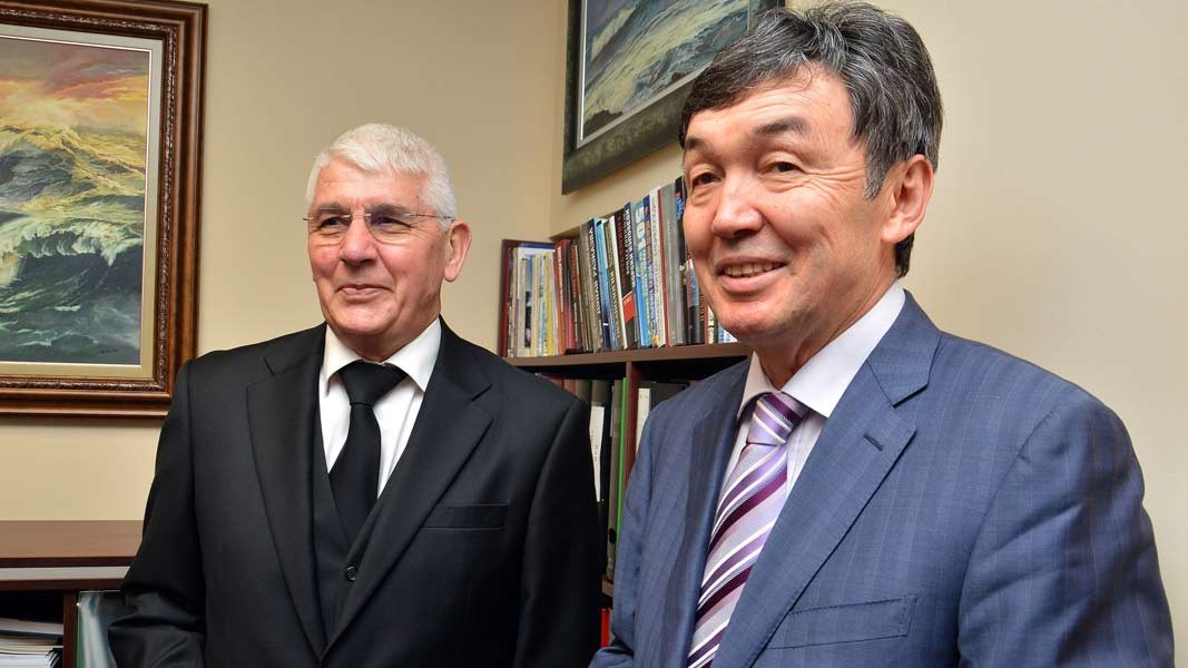 Посол Республики Казахстан в Болгарии Темиртай Избастин и новый почетный консул республики в Варне Иван Иванов