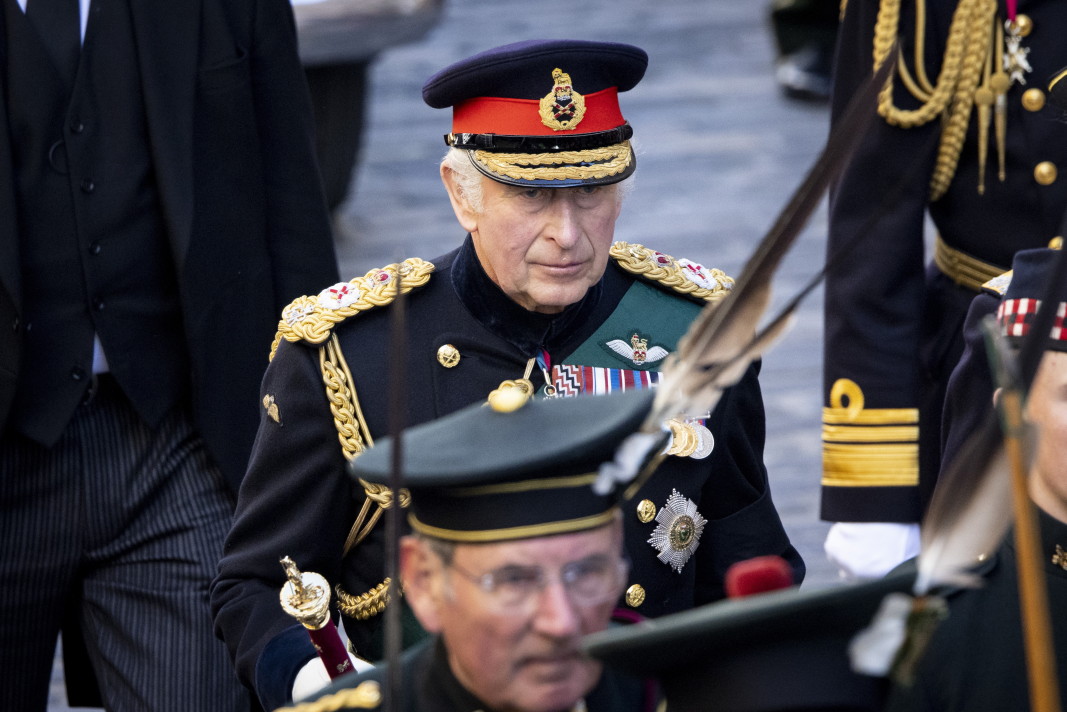 Британският крал Чарлз III следва процесията на ковчега на покойната кралица Елизабет II от двореца Холирууд до катедралата Сейнт Джайлс, придружен от членове на кралското семейство, Единбург, 12 септември 2022 г.