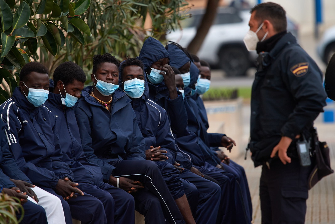  Мигранти, минали в испанския ексклав Мелила, Испания, 5 март 2022 г.8Снимка:ЕПА/БГНЕС 