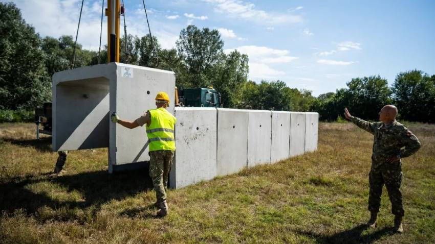 Румунска војска гради бетонско склониште у циљу заштите становништва у селу Плауру, 12. септембар 2023.