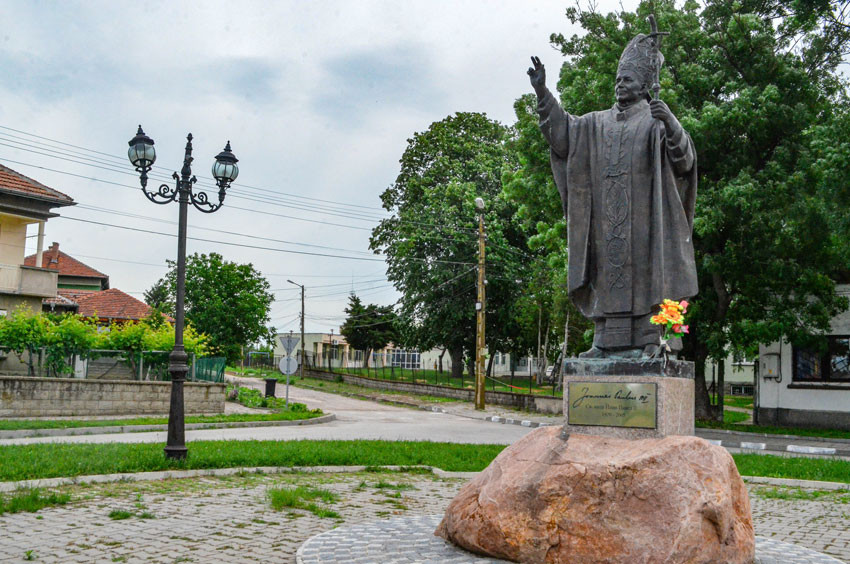 El monumento al Papa Juan Pablo II está hecho de bronce en Polonia y mide 3 metros de altura